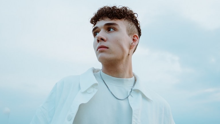 Foto: Sony Music Der Sänger Levent Geiger trägt ein weißes Hemd, er spielt beim SWR3 New Pop Festival 2023 (Foto: Sony Music)