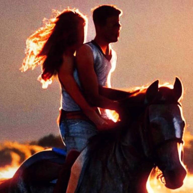 Zwei Menschen reiten im Sonnenuntergang auf einem Pferd, das Single-Cover zu dem Song „Mädchen auf dem Pferd“ (Foto: Universal Music Domestic, annekanzler_fotografie)