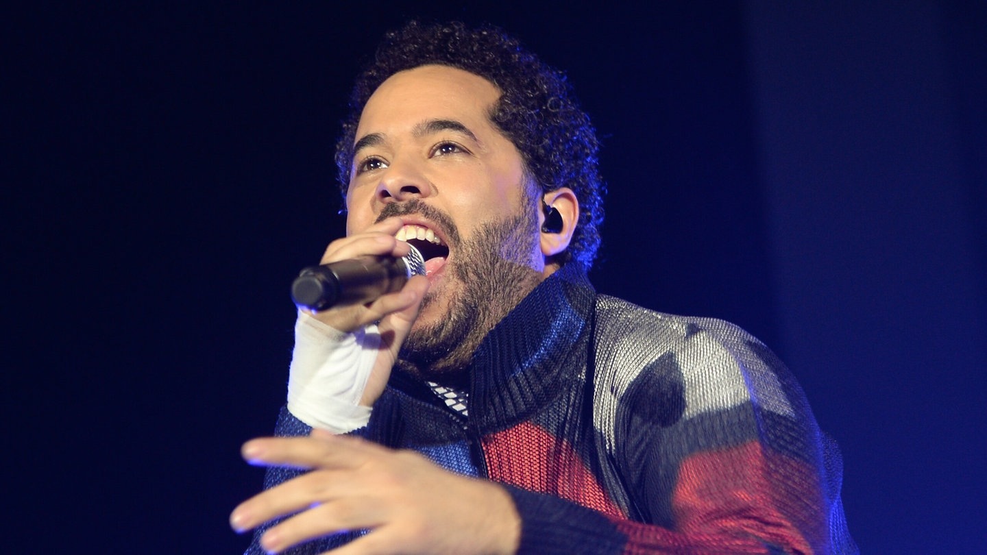 Foto: picture-alliance / Reportdienste, ZB | Britta Pedersen Der Sänger Adel Tawil bei einem Konzert in Berlin 2014 auf seiner „Lieder Tour“ (Foto: picture-alliance / Reportdienste, ZB | Britta Pedersen)