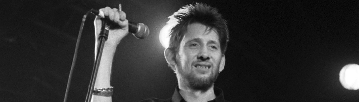 Der Sänger der irischen Folk-Punk-Band The Pogues bei einem Konzert 1999, er ist im Alter von 65 Jahren gestorben (Foto: picture-alliance / Reportdienste, dpa Bildfunk, dpa/PA Wire | Michael Walter)