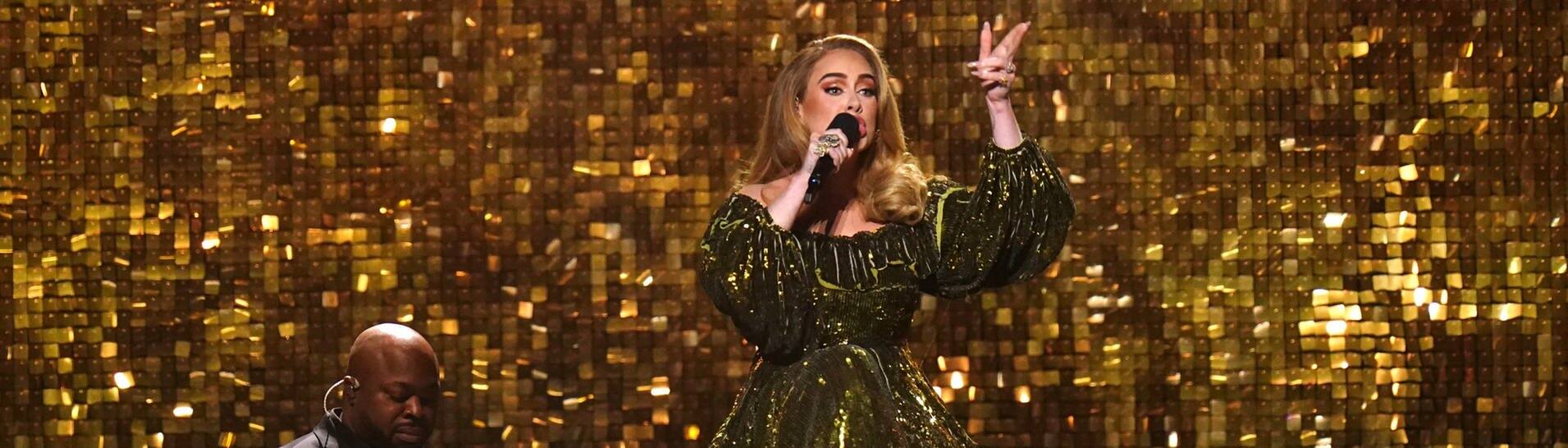 Die Sängerin Adele singt bei den Brit Awards 2022 (Foto: picture-alliance / Reportdienste, empics | Ian West)