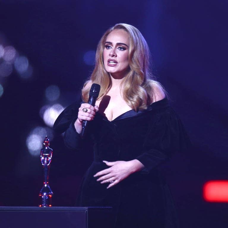 Die Sängerin Adele bei den Brit Awards 2022 (Foto: picture-alliance / Reportdienste, Joel C Ryan/Invision/AP | Joel C Ryan)