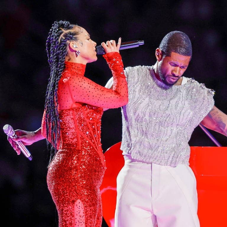 Alicia Keys und Usher singen in der Halbzeit beim Super Bowl (Foto: picture-alliance / Reportdienste, newscom | John Angelillo)