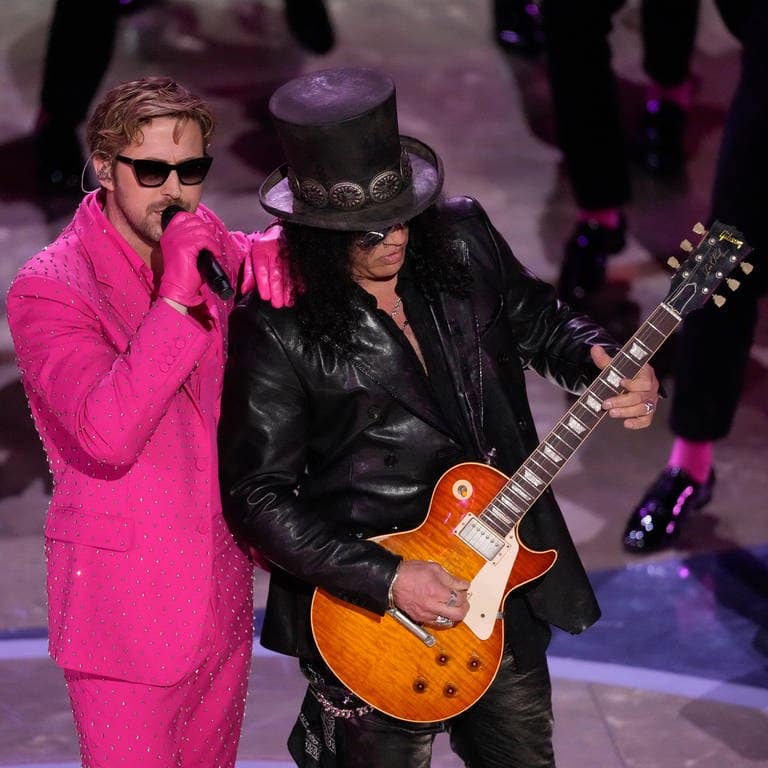 Ryan Gosling und Guns N'Roses-Gitarrist Slah performen „I'm Just Ken“ bei den Oscars 2024 (Foto: picture-alliance / Reportdienste, Chris Pizzello/Invision/AP)