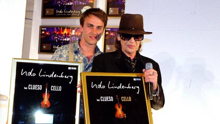  Udo Lindenberg und Clueso mit der Goldene Schallplatte für ihren gemeinsamen Song "Cello" (Foto: picture-alliance / Reportdienste, Daniel Bockwoldt dpa/lno)