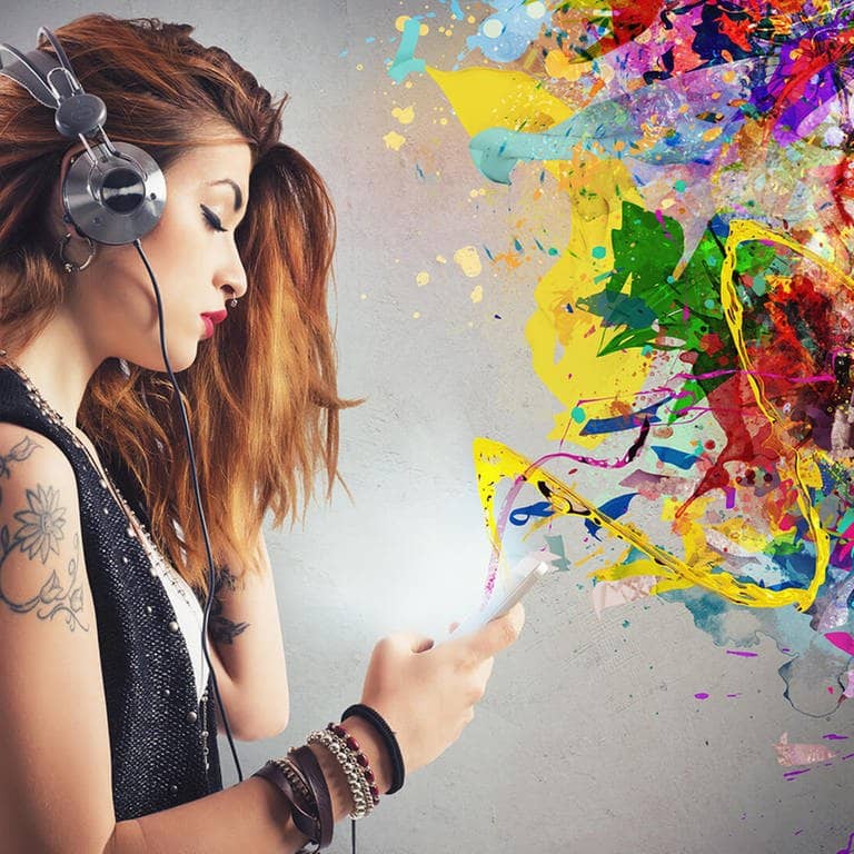 Junge Frau hört Musik übers Smartphone