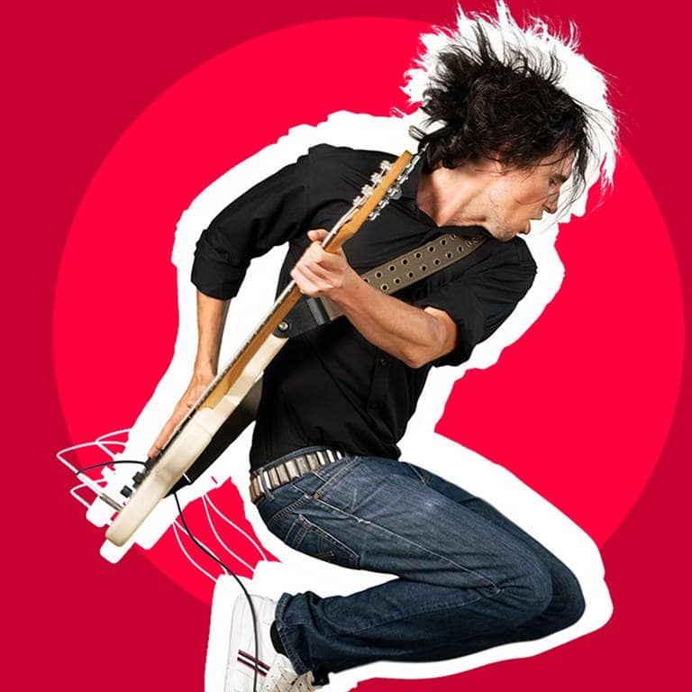 Junger Mann springt mit E-Gitarre (Foto: Adobe Stock/BillionPhotos.com )