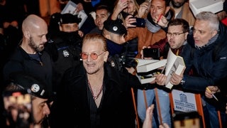 Bono, der Sänger von U2, umringt von Fans und Sicherheitsleuten. (Foto: picture-alliance / Reportdienste, Picture Alliance) Bono, der Sänger von U2, umringt von Fans und Sicherheitsleuten.