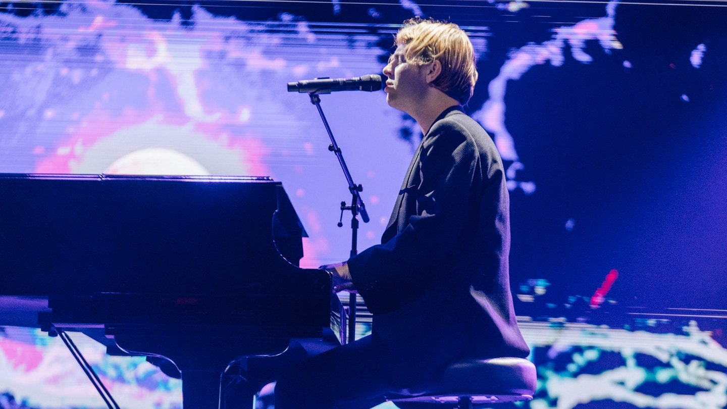 Der Sänger Tom Odell sitzt an einem schwarzen Flügel. (Foto: Niko Neithardt )