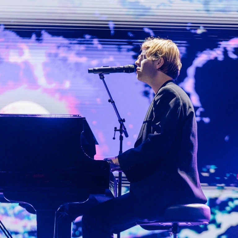 Der Sänger Tom Odell sitzt an einem schwarzen Flügel. (Foto: Niko Neithardt )