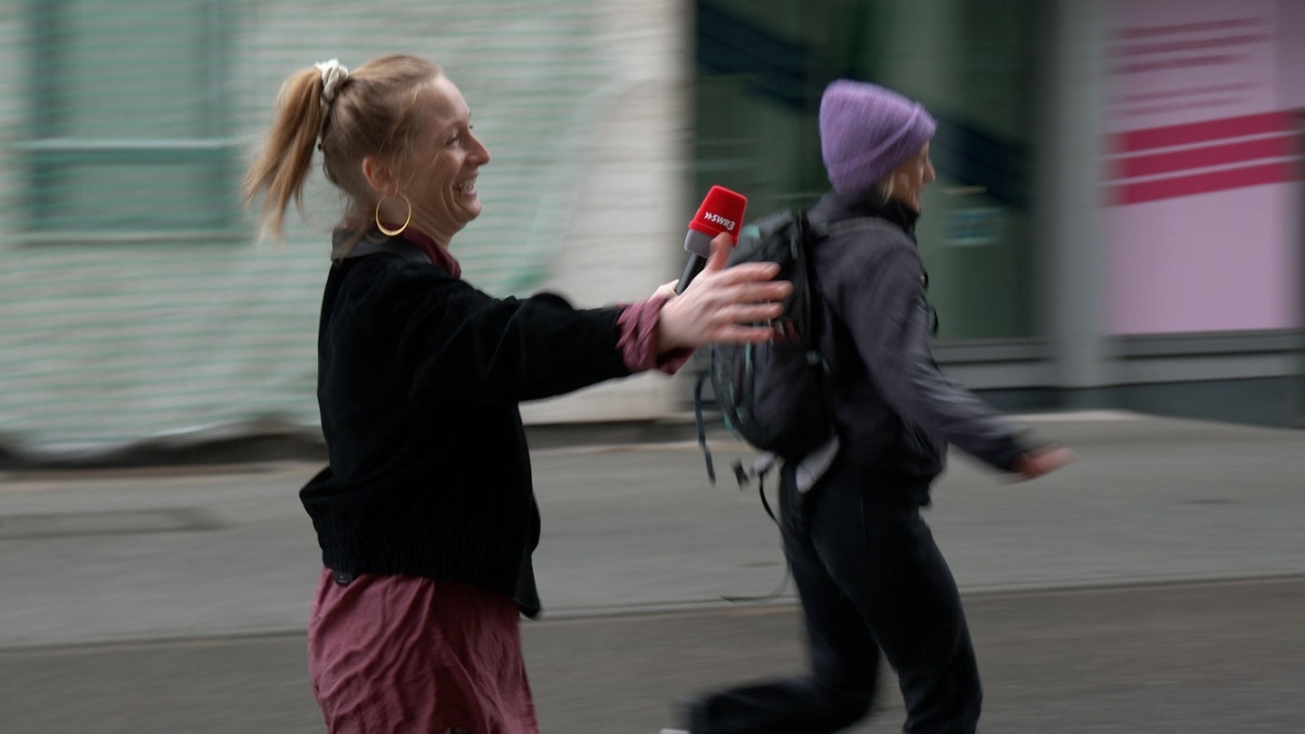 SWR3-Moderatorin Sabrina Kemmer macht eine Straßenmfrage (Foto: SWR3)