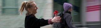 SWR3-Moderatorin Sabrina Kemmer macht eine Straßenmfrage