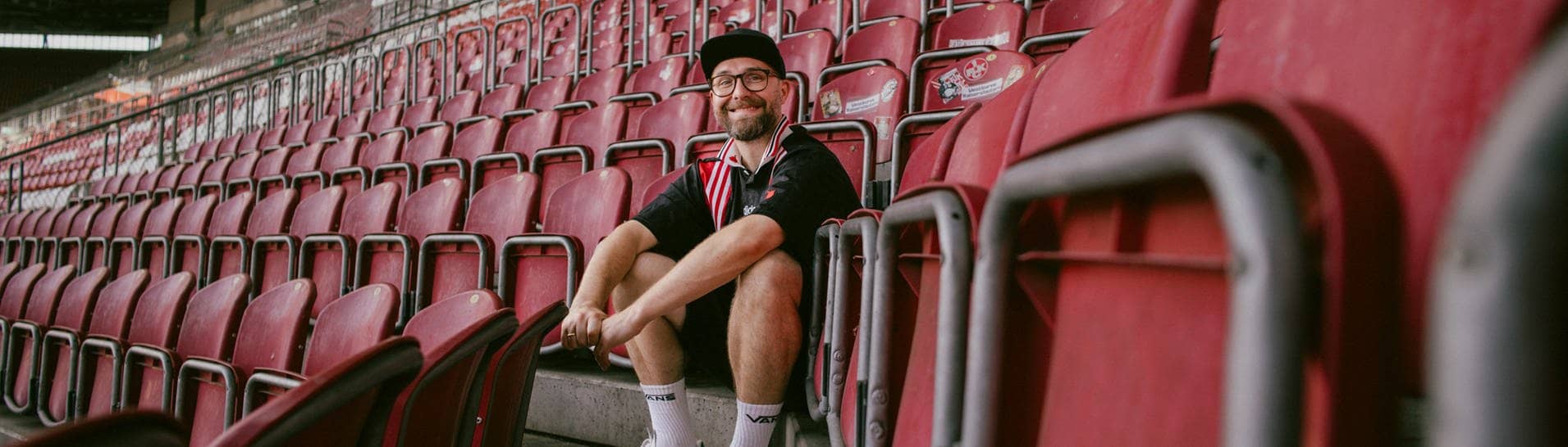 Mark Forster sitzt im Fritz-Walter-Stadion in Kaiserslautern, dem „Betzenberg“ im Trikot des 1. FC Kaiserslautern. Es ist das wohl wichtigste Konzert seines Lebens (Foto: Sector3/Robert Winter)