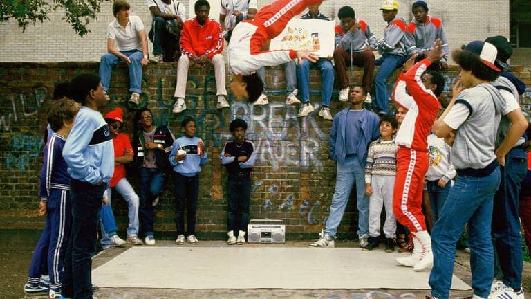 Eine Gruppe Breakdancer in London 1983