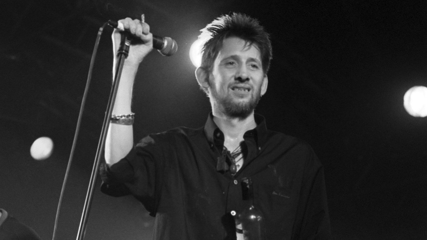 Der Sänger der irischen Folk-Punk-Band The Pogues bei einem Konzert 1999, er ist im Alter von 65 Jahren gestorben (Foto: picture-alliance / Reportdienste, dpa Bildfunk, dpa/PA Wire | Michael Walter)