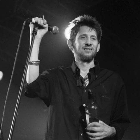 Der Sänger der irischen Folk-Punk-Band The Pogues bei einem Konzert 1999, er ist im Alter von 65 Jahren gestorben