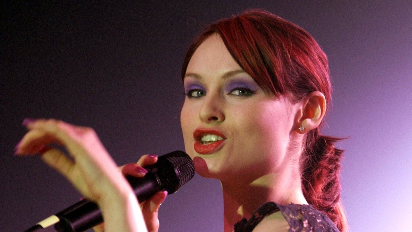 Die britische Sängerin Sophie Ellis-Bextor bei einem Konzert in Köln 2003. (Foto: picture-alliance / Reportdienste, dpa | Jörg Carstensen)