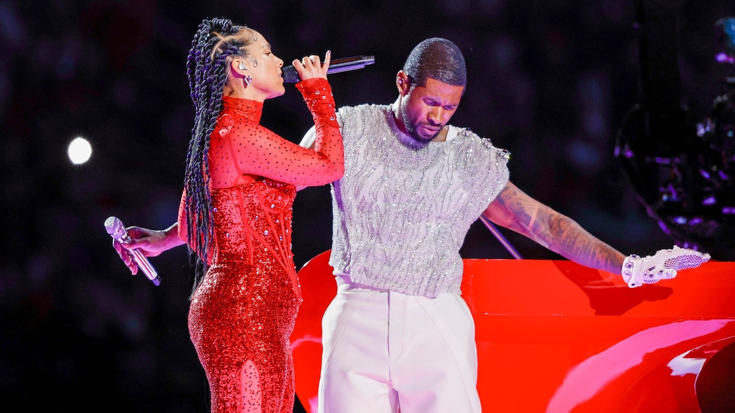 Alicia Keys und Usher singen in der Halbzeit beim Super Bowl