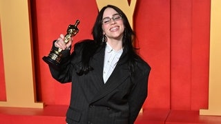 Billie Eilish bei der Oscar-Preisverleihung 2024, sie hat mit „What Was I Made For“ bereits ihren zweiten Oscar gewonnen (Foto: picture-alliance / Reportdienste, empics | Doug Peters) Billie Eilish bei der Oscar-Preisverleihung 2024, sie hat mit „What Was I Made For“ bereits ihren zweiten Oscar gewonnen