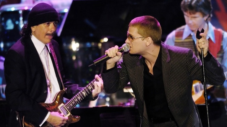 Gitarrist Carlos Santana und Sänger Rob Thomas performen 2004 bei der Latin Recording Academy in Los Angeles (Foto: picture-alliance / Reportdienste, AP Photo | CHRIS PIZZELLO)