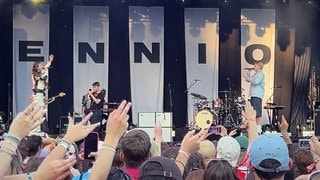 Ennio und Berq stehen gemeinsam auf der Bühne beim Campus Festival Konstanz 2025 im Bodenseestadion (Foto: SWR3, Mona Böhm) Ennio und Berq stehen gemeinsam auf der Bühne beim Campus Festival Konstanz 2025 im Bodenseestadion
