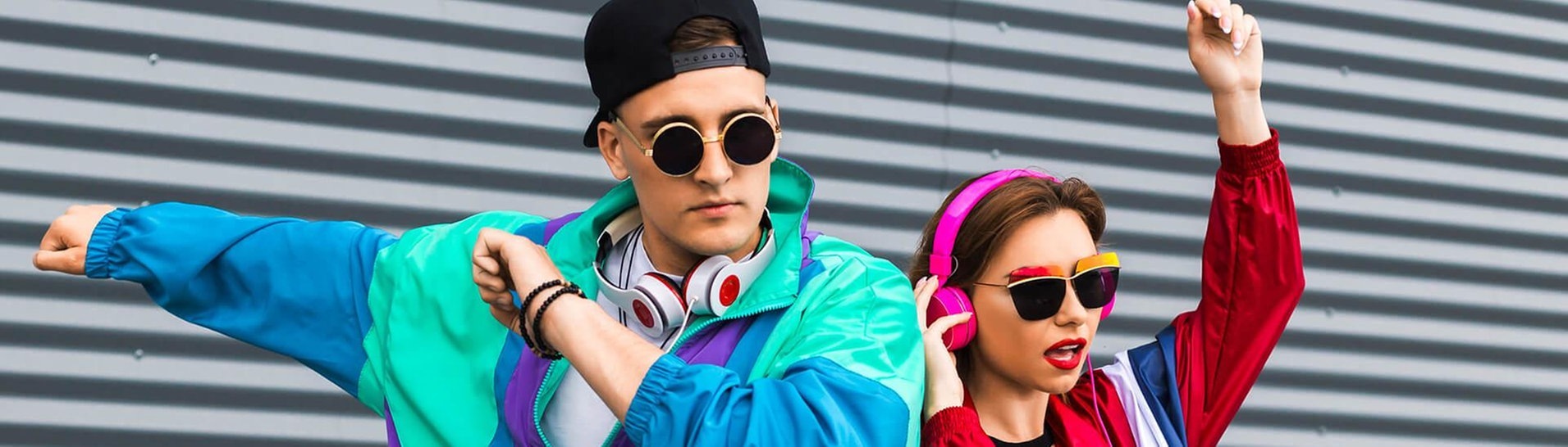 90er Party - Menschen feiern im Trainingsanzug (Foto: Adobe Stock/Nabokov Alex)