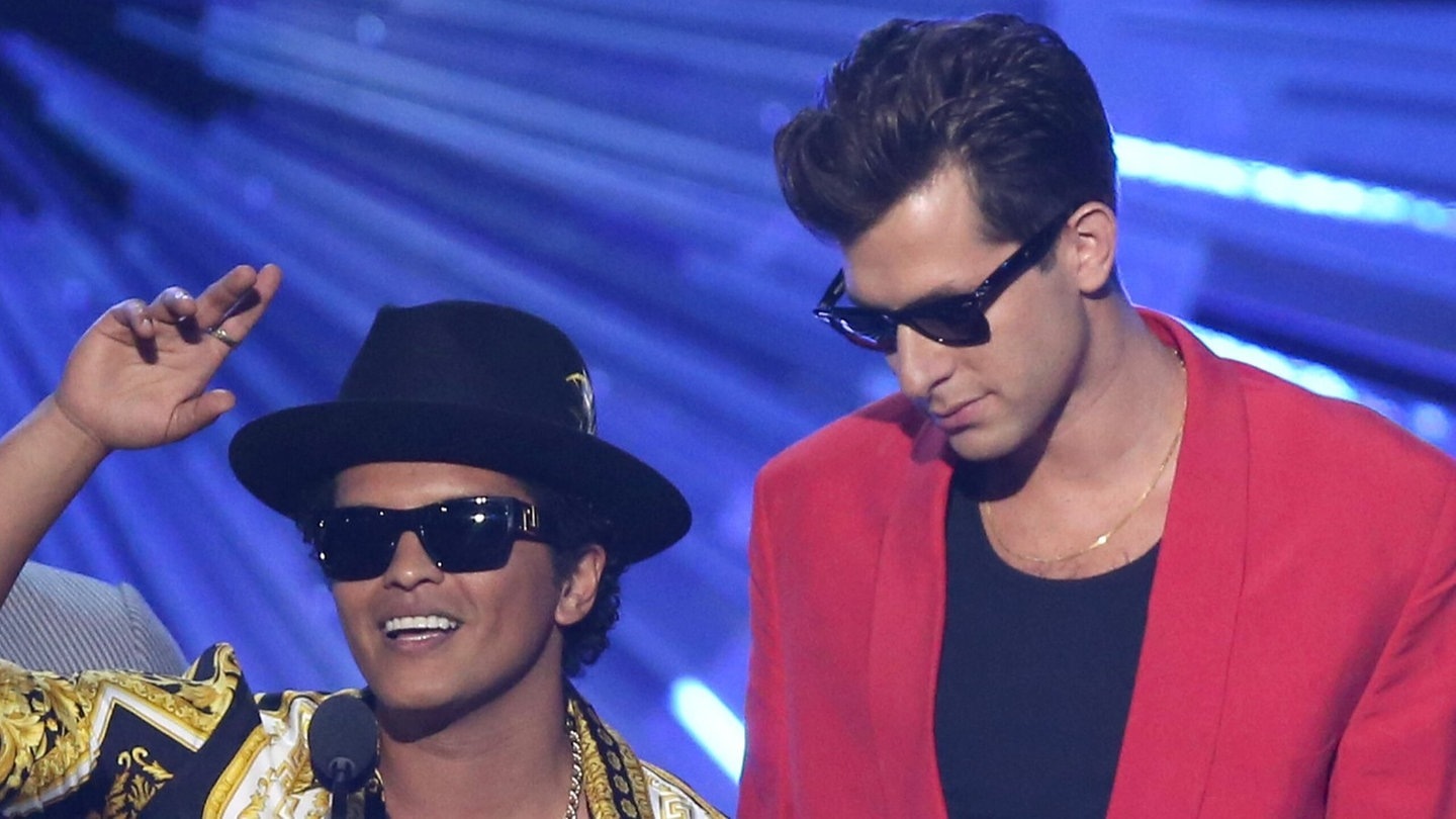 Foto: picture-alliance / Reportdienste, AP Invision | Matt Sayles Bruno Mars, Mark Ronson, Philip Lawrence, Cameron Duddy stehen auf einer Bühne und bekommen einen Preis für das Musikvideo zu „Uptown Funk“ (Foto: picture-alliance / Reportdienste, AP Invision | Matt Sayles)