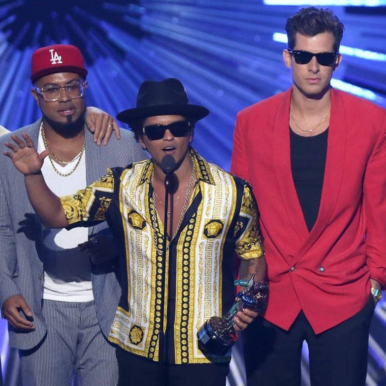 Bruno Mars, Mark Ronson, Philip Lawrence, Cameron Duddy stehen auf einer Bühne und bekommen einen Preis für das Musikvideo zu „Uptown Funk“ (Foto: picture-alliance / Reportdienste, AP Invision | Matt Sayles)