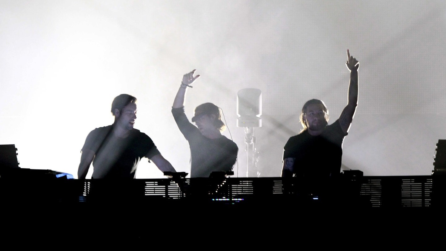 Foto: picture-alliance / Reportdienste, dpa | Ade Johnson Die drei DJs von Swedish House Mafia legen live auf (Foto: picture-alliance / Reportdienste, dpa | Ade Johnson)