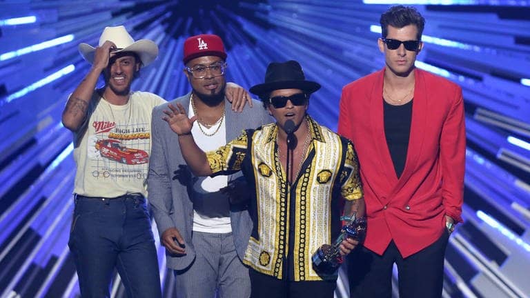 Bruno Mars, Mark Ronson, Philip Lawrence, Cameron Duddy stehen auf einer Bühne und bekommen einen Preis für das Musikvideo zu „Uptown Funk“