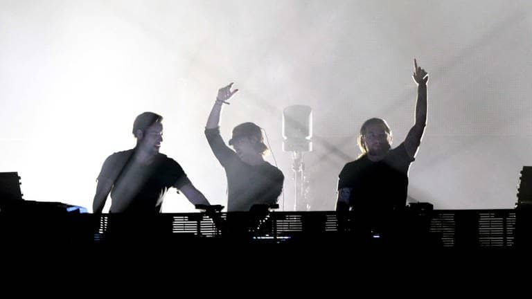 Die drei DJs von Swedish House Mafia legen live auf (Foto: picture-alliance / Reportdienste, dpa | Ade Johnson)