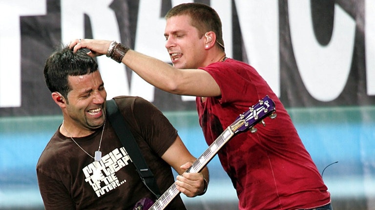 Rob Thomas, Frontman von Matchbox Twenty und sein Gitarrist bei einem Auftritt der Band in Philadelphia 2005 (Foto: picture-alliance / Reportdienste, dpa/dpaweb | Tom_Mihalek)