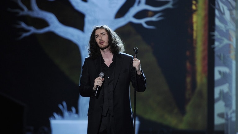 Der irische Sänger Hozier performt 2014 bei der Victoria's Secret Fashion Show in London (Foto: picture-alliance / Reportdienste, dpa-Bildfunk)