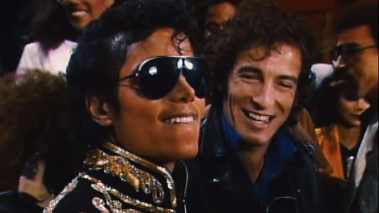 47 Popstars haben den Song "We are the World" aufgenommen. Darunter auch Musikgrößen wie Tina Turner, Michael Jackson oder Lionel Richie (Foto: Screenshots / Netflix)