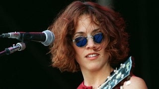 Die Sängerin Sheryl Crow bei einem Konzert in Deutschland 1995 (Foto: picture-alliance / Reportdienste, dpa | Uwe_Zucchi) Die Sängerin Sheryl Crow bei einem Konzert in Deutschland 1995