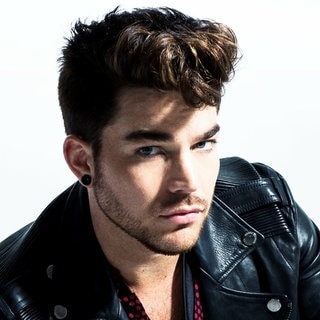 Der Sänger Adam Lambert mit einer schwarzen Lederjacke