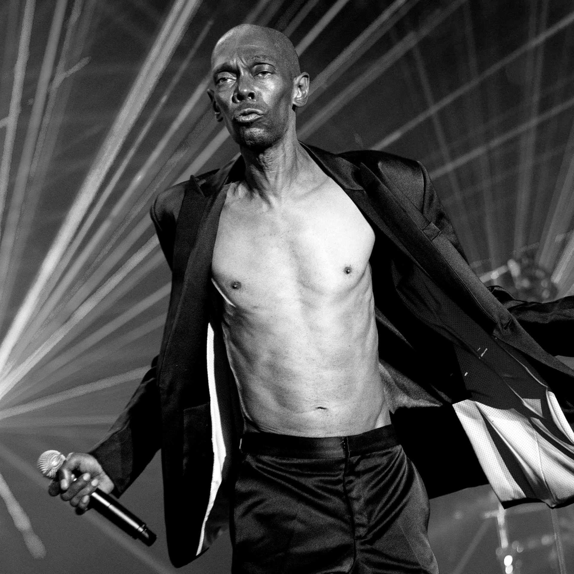 Faithless-Sänger Maxi Jazz auf der Bühne (schwarz-weiß) (Foto: dpa Bildfunk, picture alliance/dpa/KEYSTONE | Valentin Flauraud)