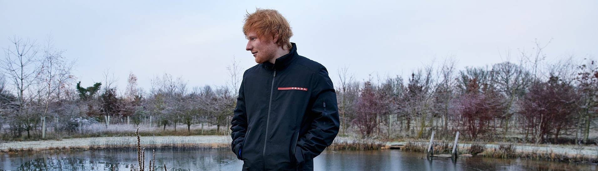 Der Sänger Ed Sheeran steht an einem See, er hat sein Album „Subtract“ veröffentlicht (Foto: Sofi Adams)
