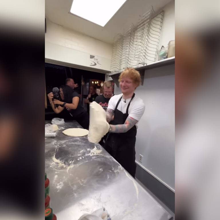 Ed Sheeran beim Pizzateig wirbeln (Foto: Instagram / Ed Sheeran)