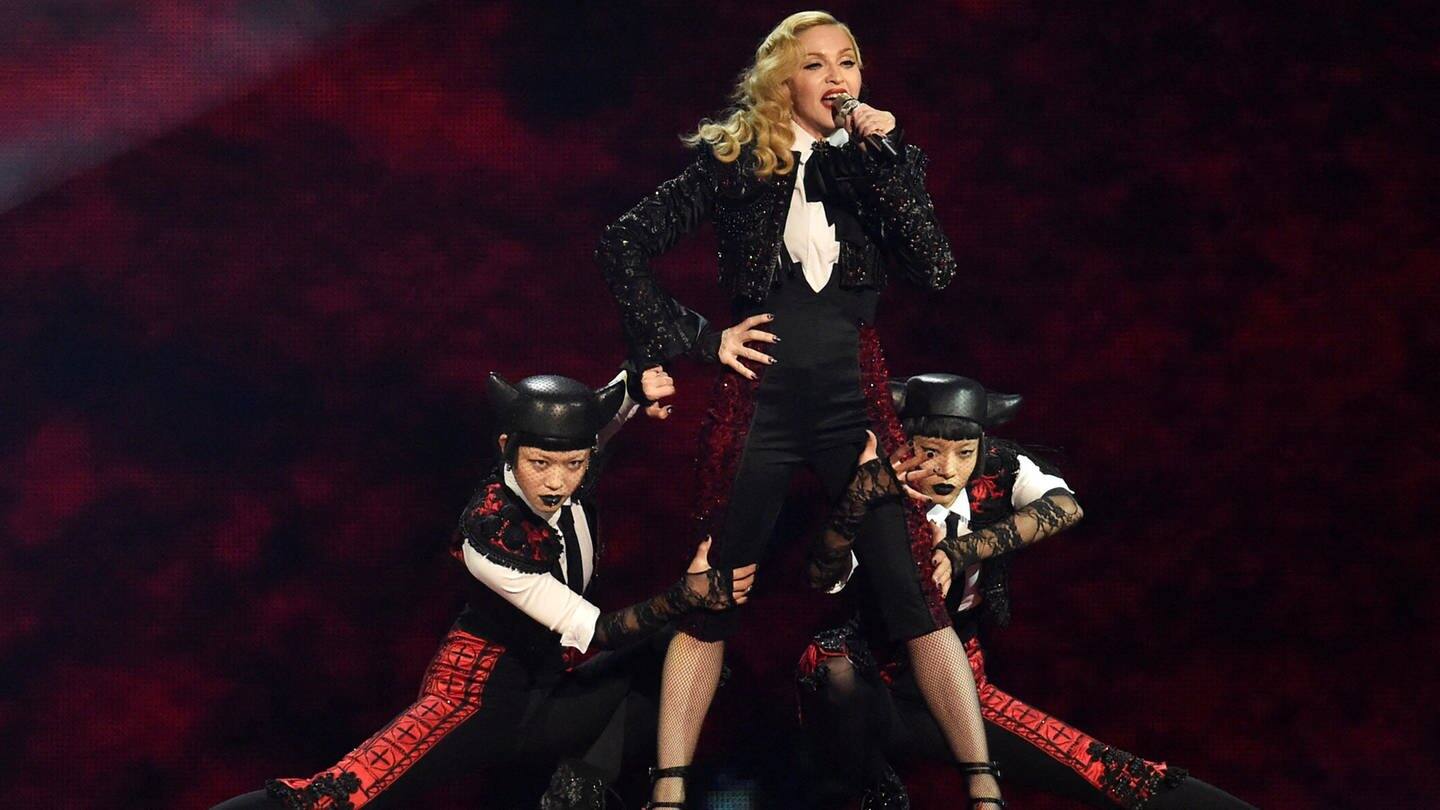 Madonna performt bei den Brit Awards in London 2015 (Foto: Reuters)