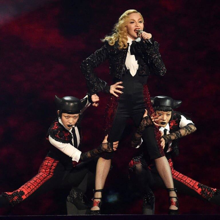 Madonna performt bei den Brit Awards in London 2015 (Foto: Reuters)