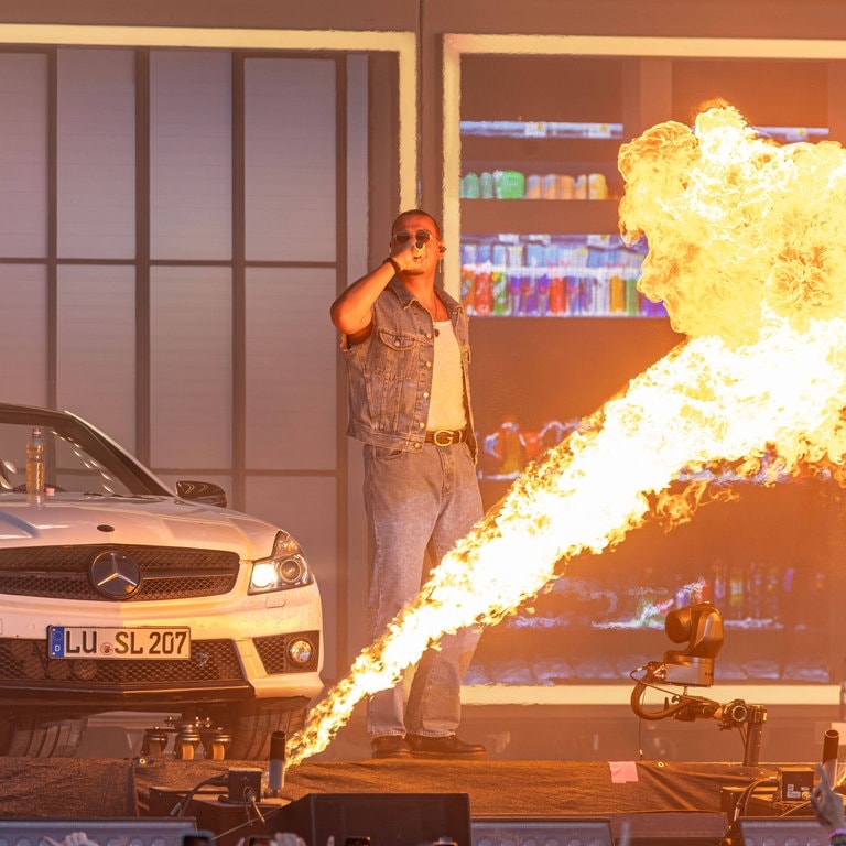 Der Rapper Apache 207 während des Auftritts beim Stuttgarter Kessel Festival (Foto: IMAGO, IMAGO/Eibner)