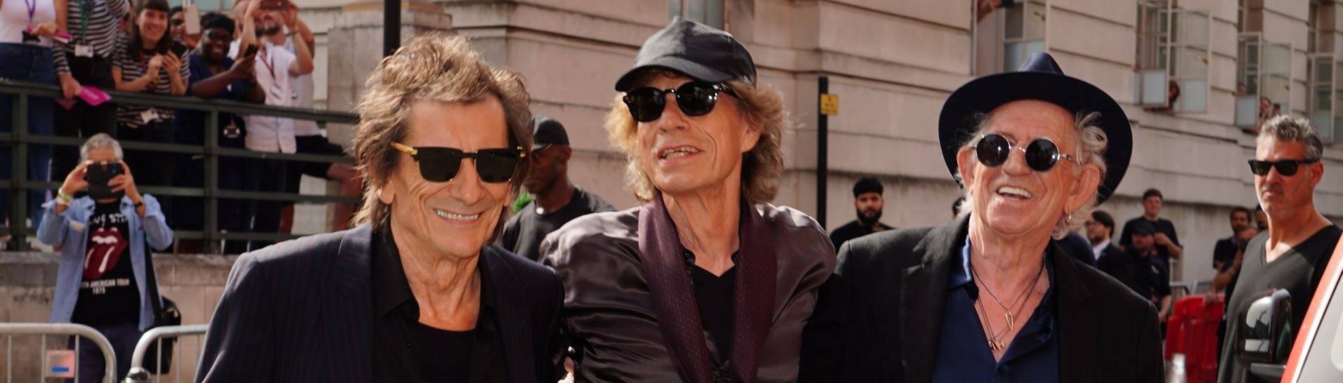 Ronnie Wood, Mick Jagger und Keith Richards von den Rolling Stones auf einer Straße in London, sie haben ihre neues Album „Hackney Diamonds“ angekündigt (Foto: picture-alliance / Reportdienste, empics | Ian West)