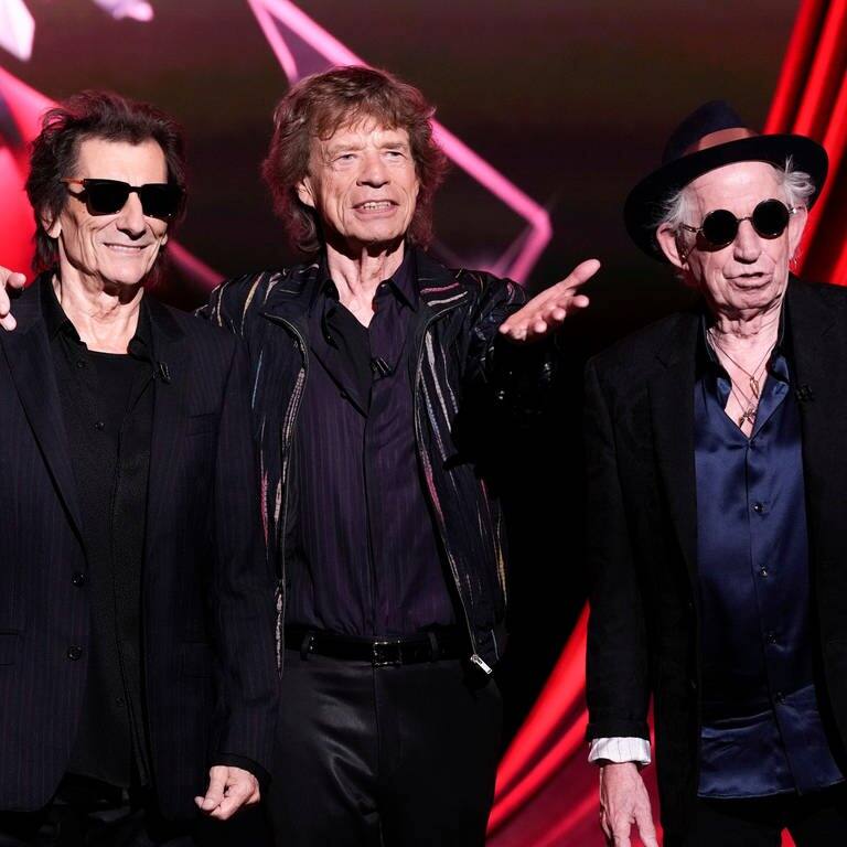 Ronnie Wood, Mick Jagger und Keith Richards in schwarzen Anzügen, die Rolling Stones stellten ihr neues Album in London vor (Foto: picture-alliance / Reportdienste, Scott Garfitt/Invision/AP)
