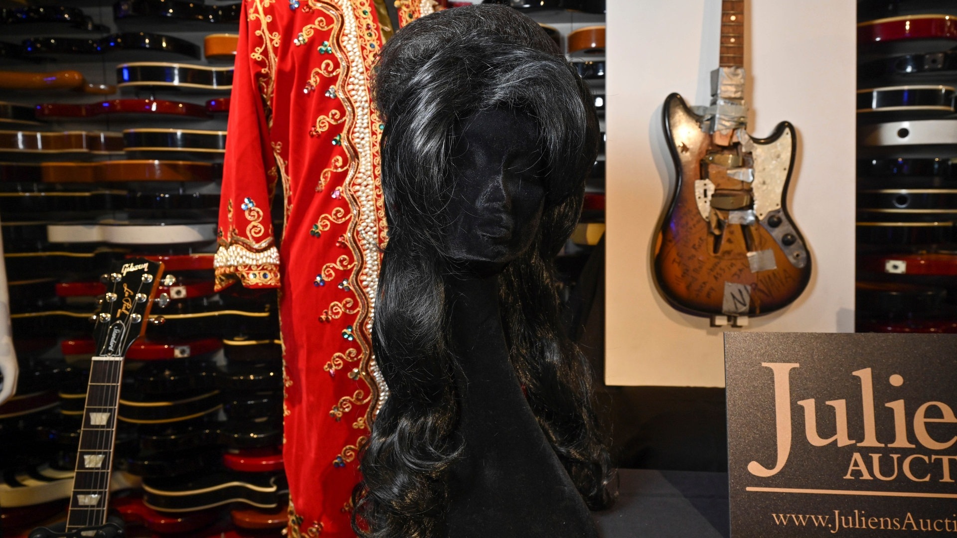Foto: picture-alliance / Reportdienste, NDZ/STAR MAX/IPx | NDZ/STAR MAX/IPx Bienenstock-Haarteil, das Amy Winehouse 2007 für das Musikvideo zu „You Know I’m No Good“ verwendete, auf ihrem letzten Album Black to Black (Foto: picture-alliance / Reportdienste, NDZ/STAR MAX/IPx | NDZ/STAR MAX/IPx)