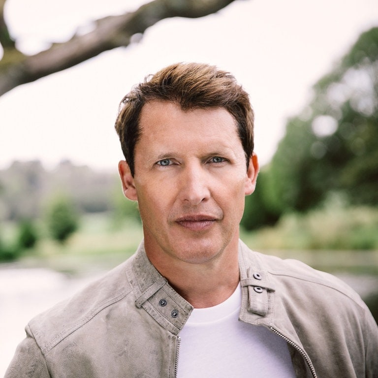 Der Sänger James Blunt trägt eine graue Lederjacke (Foto: WMG)