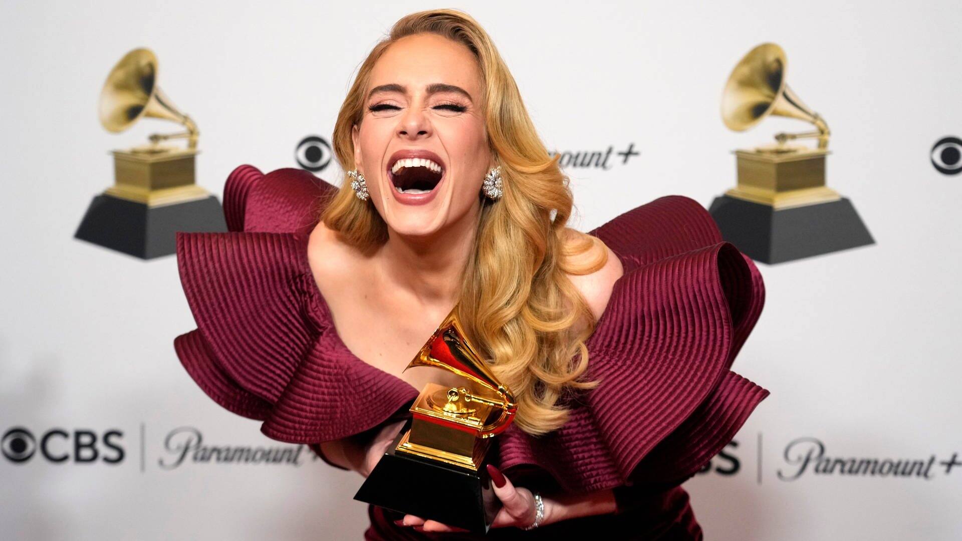 Die Sängerin Adele gewinnt einen Grammy für ihre Song „Easy On Me“ (Foto: picture-alliance / Reportdienste, Jae C. Hong/Invision/AP | Jae C. Hong)