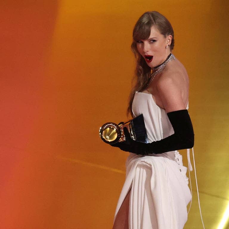Taylor Swift freut sich über einen Grammy (Foto: Reuters, REUTERS/Mike Blake)