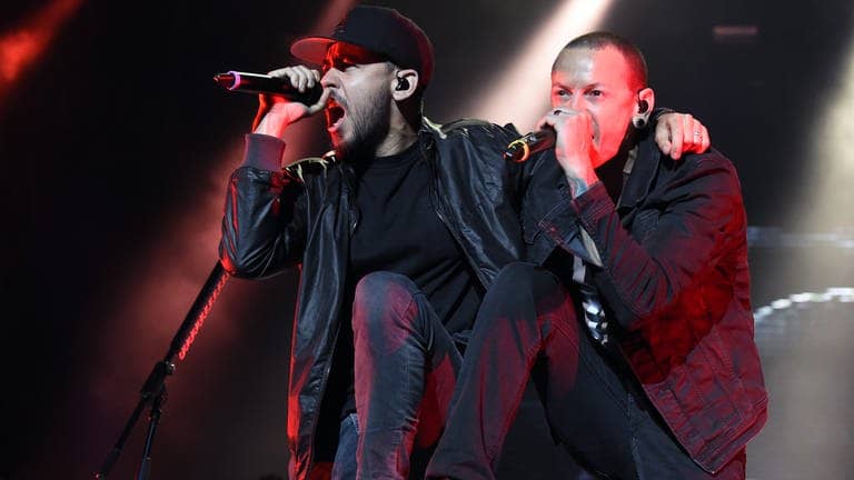Linkin Park beim FM4 Frequency Festival 2015: Rapper Mike Shinoda und Sänger Chester Bennington (Foto: dpa Bildfunk, picture alliance / dpa | Herbert P. Oczeret)