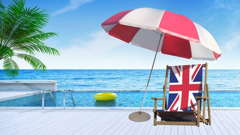 Liegestuhl mit Großbritannien-Flagge auf Mallorca (Foto: Adobe Stock/ Alexey Novikov und LEKSTOCK 3D, Collage: SWR3)
